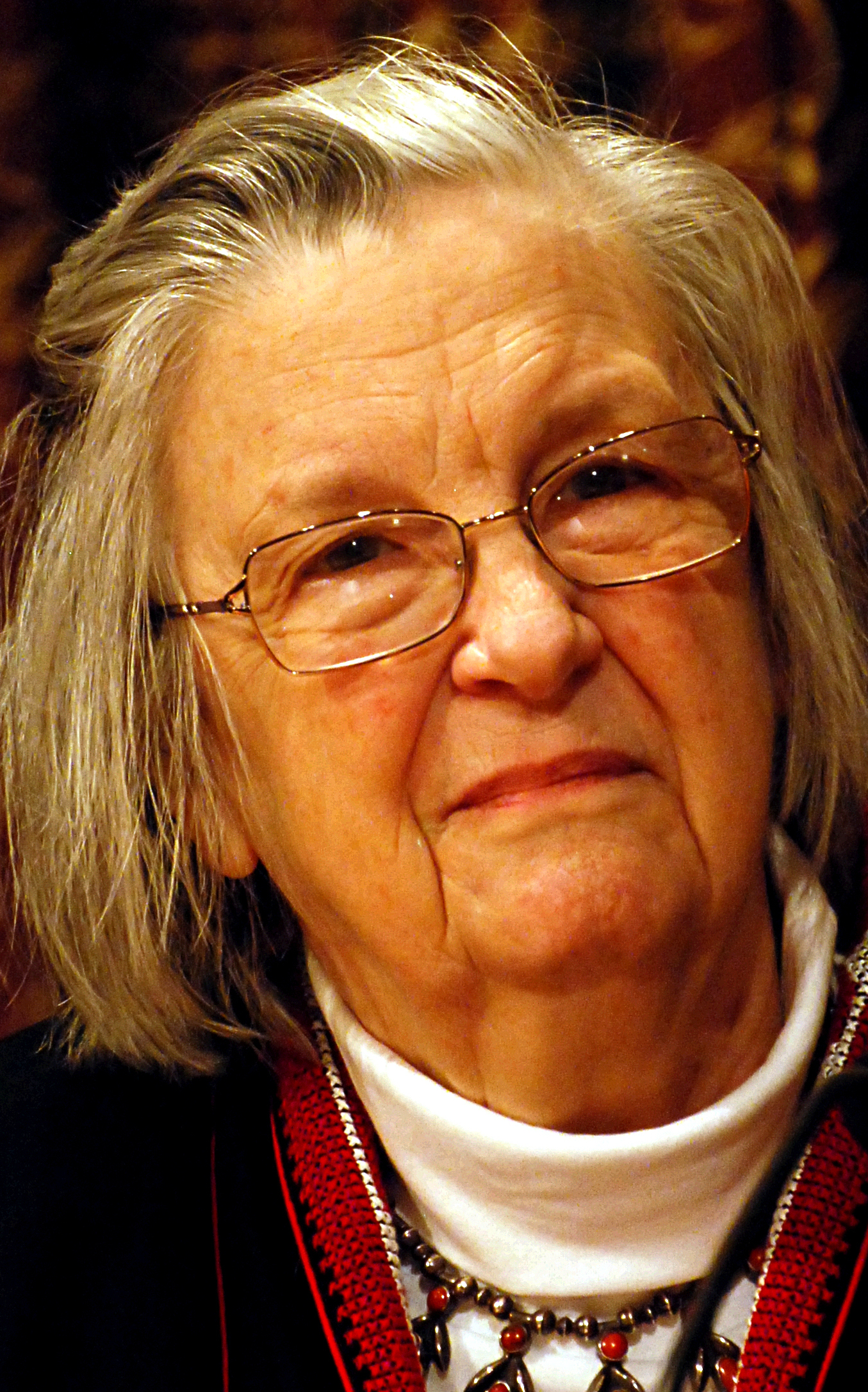 Photographic portrait of Elinor Ostrom at a 2009 press conference